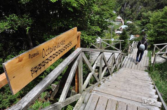 Caminhando nas passarelas de Caleta Tortel, no sul do Chile